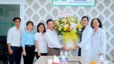 Đoàn cán bộ UBND thành phố Thủ Dầu Một chúc mừng ngày Thầy thuốc Việt Nam 